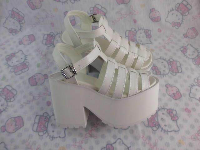 Высокие сандалии на платформе