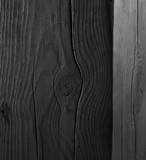 Карбонизированный черный деревянный пирс в стиле ваби-саби. Скандинавский квадратный табурет из массива дерева. Дизайнерский декор для B & B. Деревянная витрина.