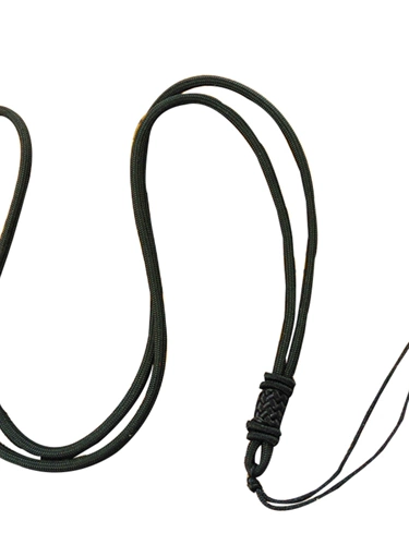 Плетеный ремешок, черная подвеска, свитер, браслет из красной нити, материал, аксессуары