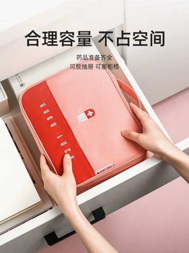 Сумка первой помощи Домохозяйство Большая медицинская коробка на открытом воздухе.