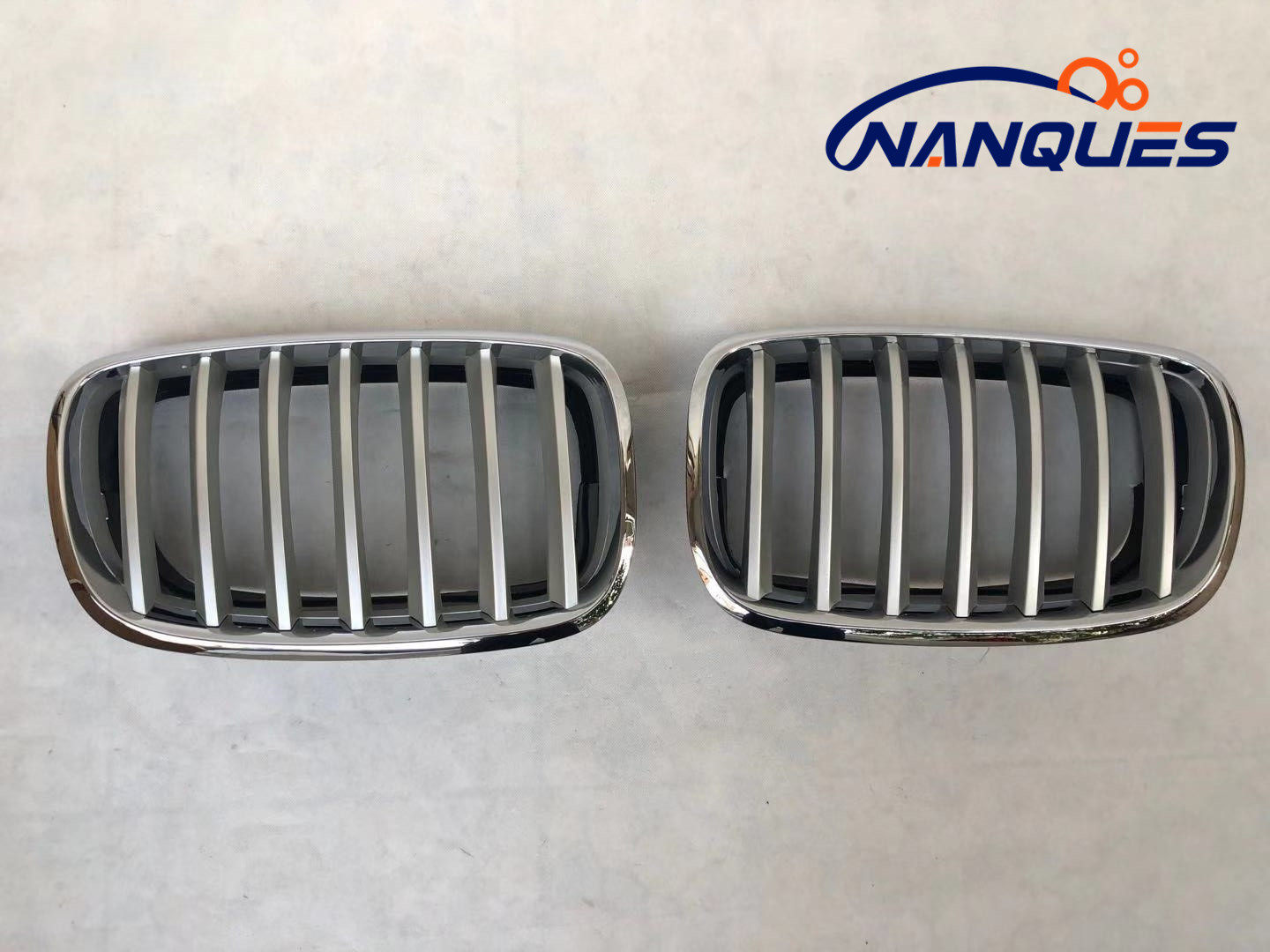 Решетка радиатора Nanques для BMW X5 E70 и X6 E71 серебристая