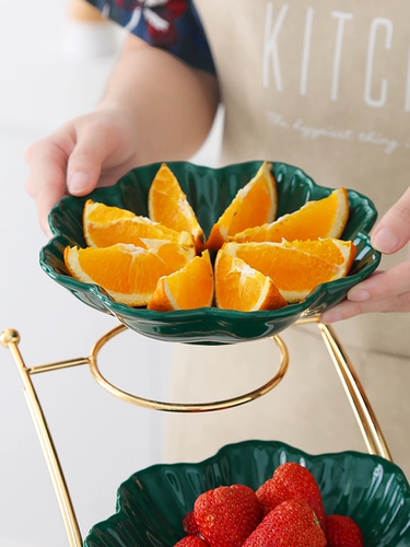 Много -слойный фруктовый диск, живая комната, обстановка свадебная сеть красная роскошная роскошная роскошная роскошная стиль ингредиентов ингредиентов закуски сухой фрукты тарелка