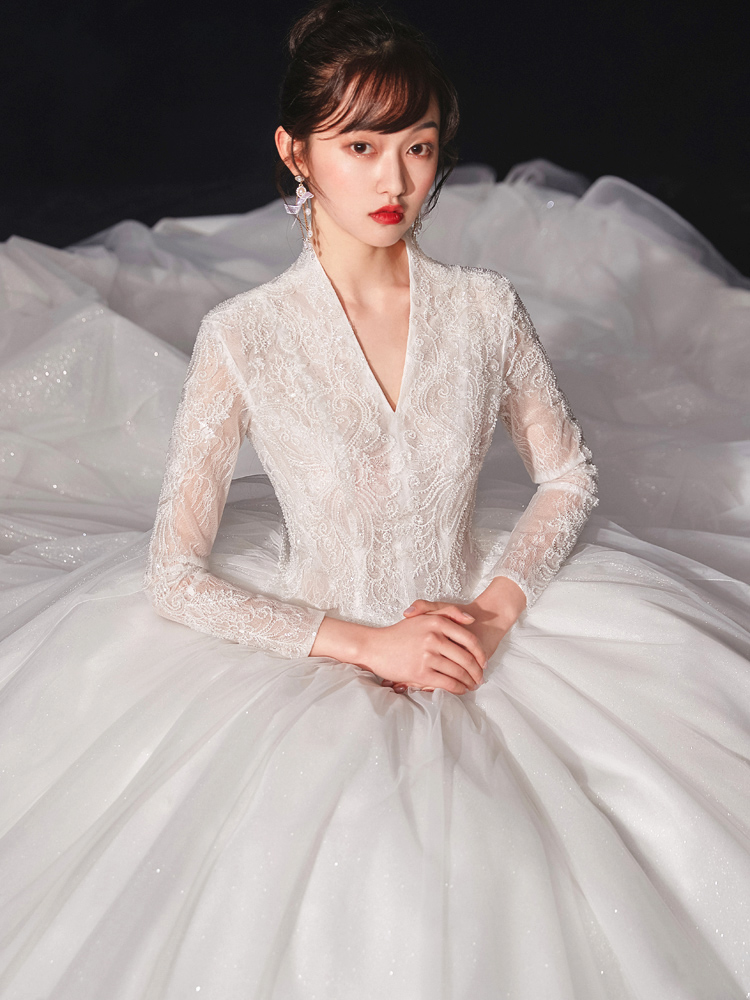 Bride Master Wedding 2024 New French Light Tail Tail V -neck Hepburn Hepburn Hyben Little Long Sleeve Retro Palace Wind