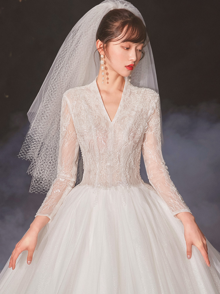 Bride Master Wedding 2024 New French Light Tail Tail V -neck Hepburn Hepburn Hyben Little Long Sleeve Retro Palace Wind