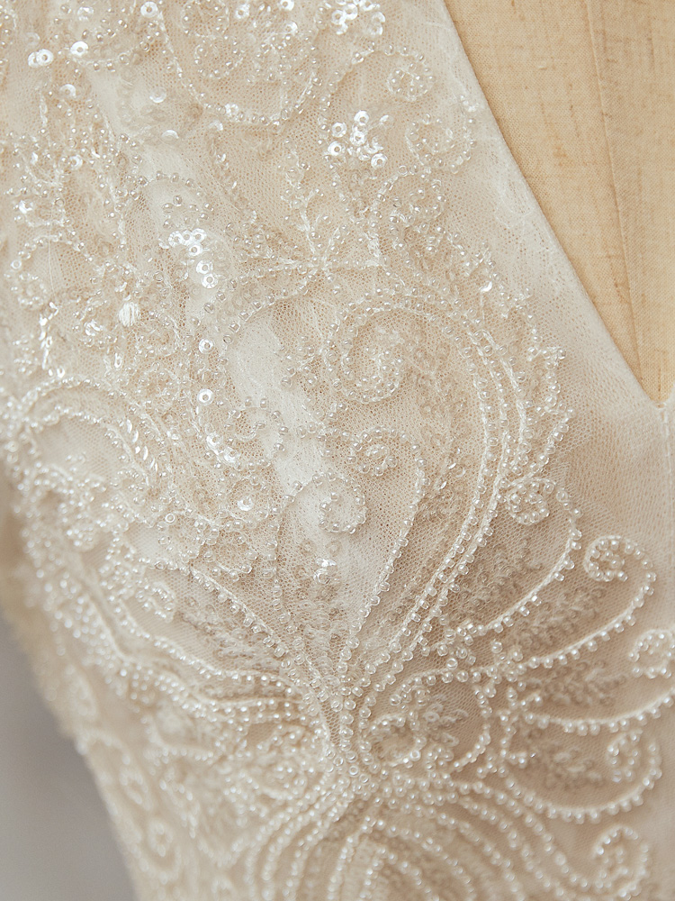 Bride Master Wedding 2024 New French Light Tail Tail V -neck Hepburn Hepburn Hyben Little Long Sleeve Retro Palace Wind