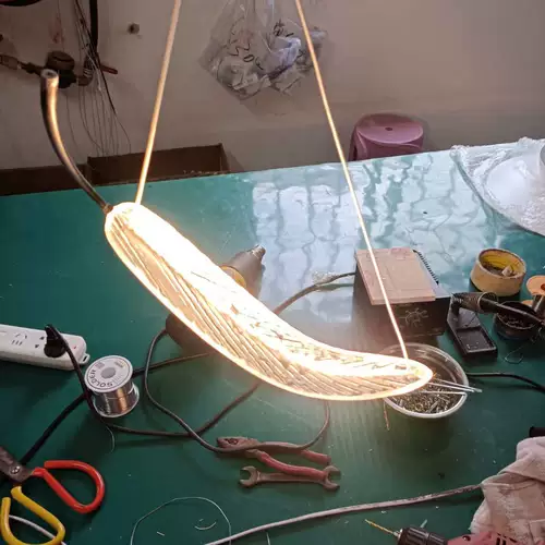 Современное украшение для банкетного зала отеля с перьями, люстра, покрытая вращающимся лофтом, выставочное коммерческое украшение