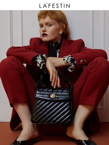 Дизайнерская небольшая сумка на одно плечо, из натуральной кожи