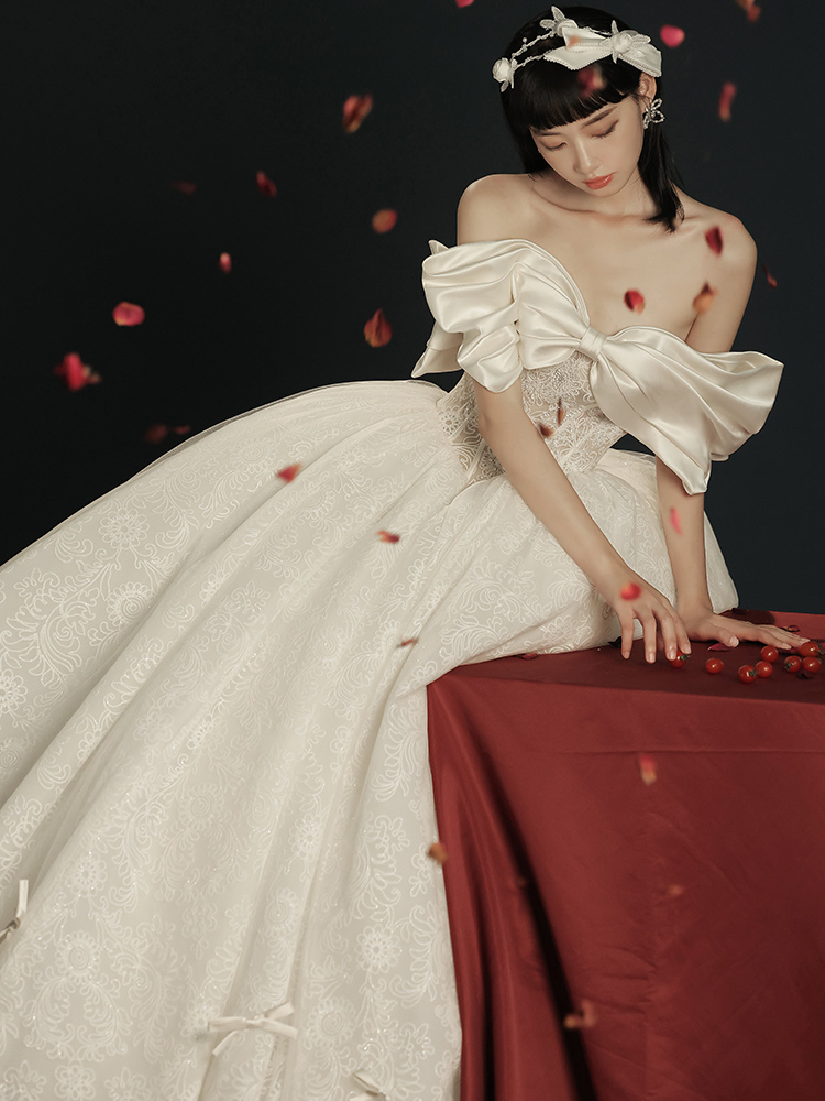 Bai Wei | One -shoulder wedding dress 2023 Summer new bride French temperament Simple satin court wind tail
