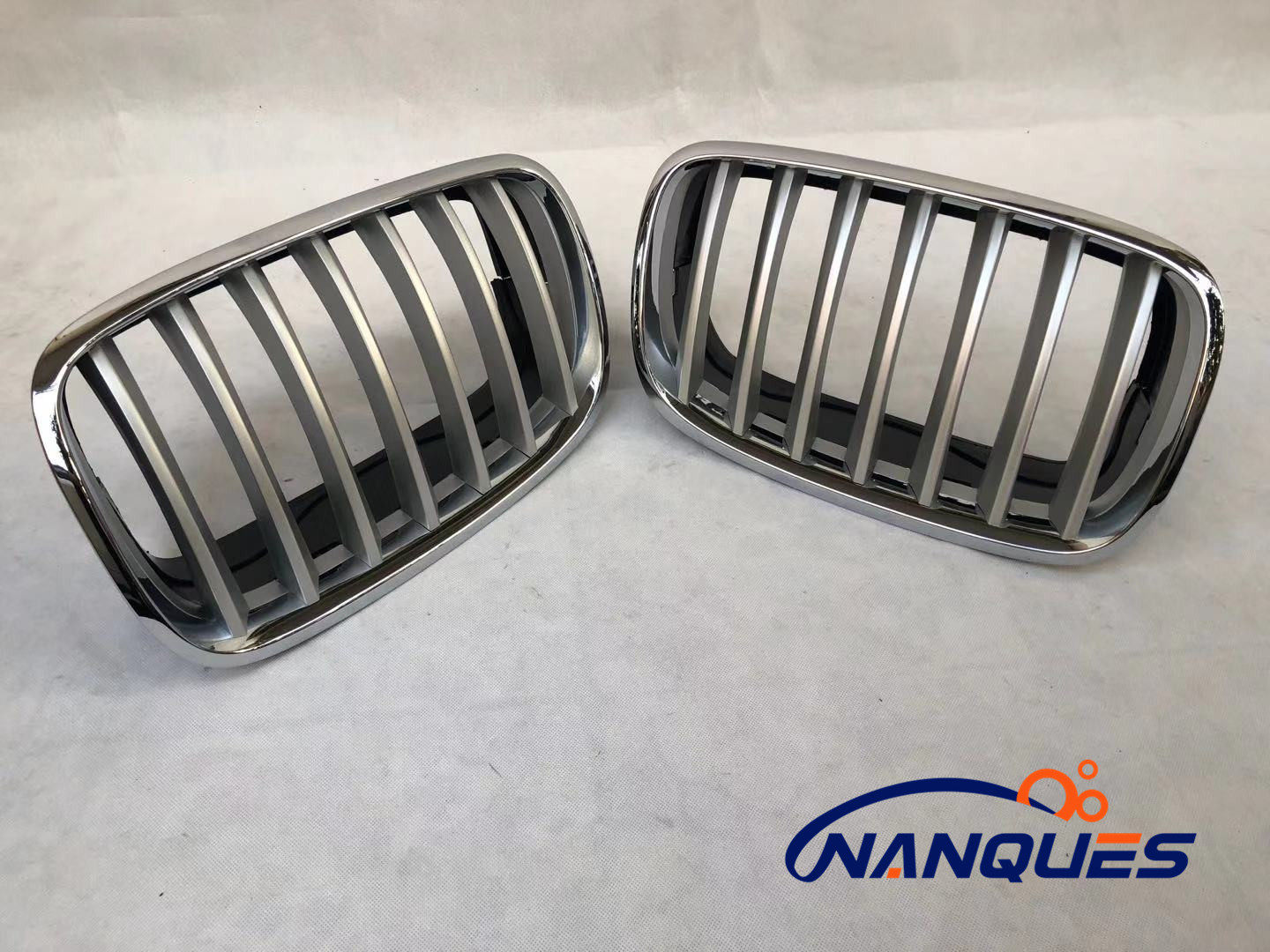 Решетка радиатора Nanques для BMW X5 E70 и X6 E71 серебристая