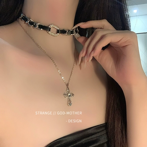 Странная крестная мать, перекрестное двойное многослойное ожерелье Рафинирование девочки Light Luxury Nishe High Girl High Girl Trend Trend