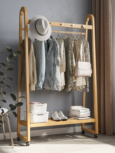 Простая вешалка для кровати из натурального дерева