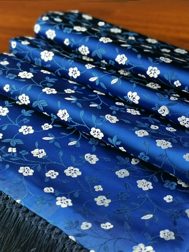 Китайские характеристики Sichuan Chengdu Shujin Scarf Tourist Souvenirs отправляют иностранцев, оставаясь ежегодными подарочными ящиками для встреч