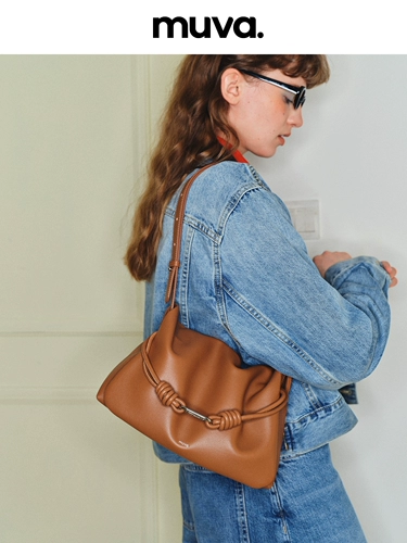 Вместительная и большая демисезонная сумка на одно плечо