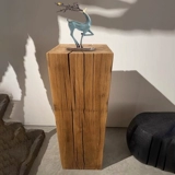 Карбонизированный черный деревянный пирс в стиле ваби-саби. Скандинавский квадратный табурет из массива дерева. Дизайнерский декор для B & B. Деревянная витрина.