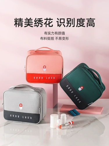 Сумка первой помощи Домохозяйство Большая медицинская коробка на открытом воздухе.