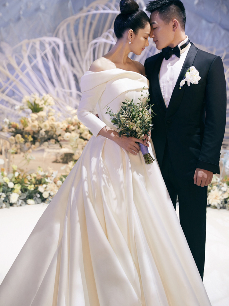 Advanced retro wedding dress, open shoulders, 2023 collection, long sleeve, fitted
