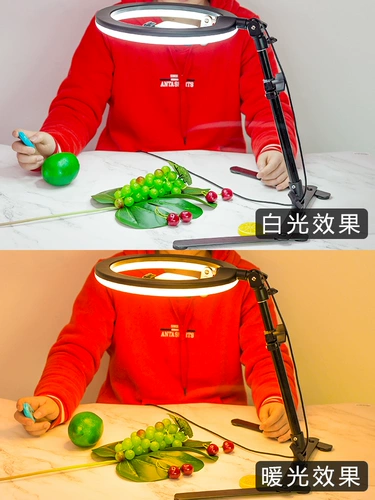 Мобильный телефон внизу съемки поддержки настольная настольная полка