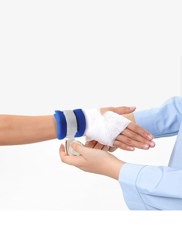 Ограничения медицинских конечностей, приводящие к кровати пациентов с психическим маньяком Альцгеймера с запястья, защитные руки и ноги.