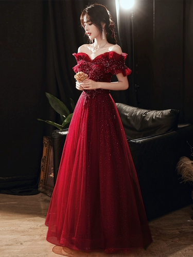 Летнее бордовое длинное вечернее платье, открытые плечи