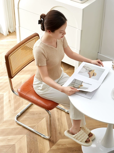 Интернет -знаменитость Скандинавские семейные обеденные стулья, покрытые антикварным дизайнерским дизайнером Rattan Cafe Cafe Medieval Backrest.