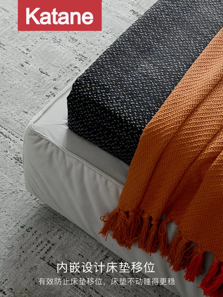 Картина из ткани Катани? Нет — это китайский набор. Но по смыслу: "Катані Fabric bed Nordic minimalist modern master bedroom light luxury style wedding bed soft bag bed double bed disassembly small apartment" переведу как: "Тканевое кроватное изделие Катани?"