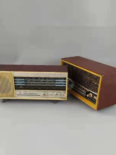 Старые предметы, ностальгическая коллекция, старомодные радиоприемники, старомодные транзисторы, подержанный антиквариат, декоративные украшения в стиле ретро.