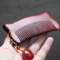 Flowers in the mist are like smoke. Small leaf red sandalwood cute cat L sandalwood comb with engraving red agate pendant.