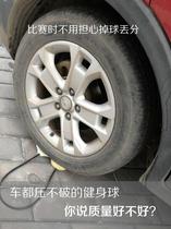 No old fitness ball swings the ball the middle-aged star beats his back with y Liujia Tai Chi handball square dance competition G special