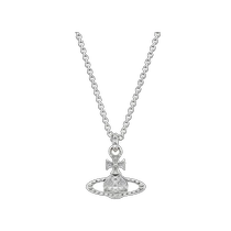 (Self-operated) Vivienne Westwood Ms. Vivienne Westwood’s classic Saturn necklace