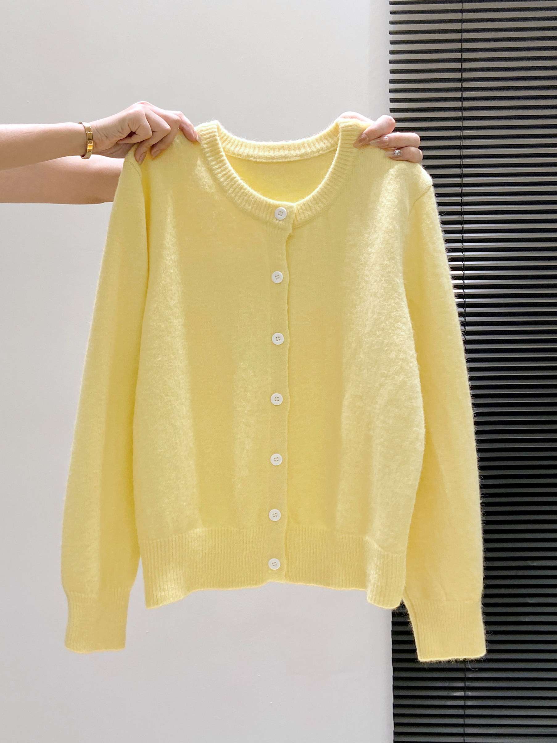 เสื้อสเวตเตอร์ถักสำหรับผู้หญิง ฤดูใบไม้ร่วงและฤดูหนาว เสื้อคาร์ดิแกนสไตล์เกาหลีเรียบง่าย ใส่ได้หลากหลาย