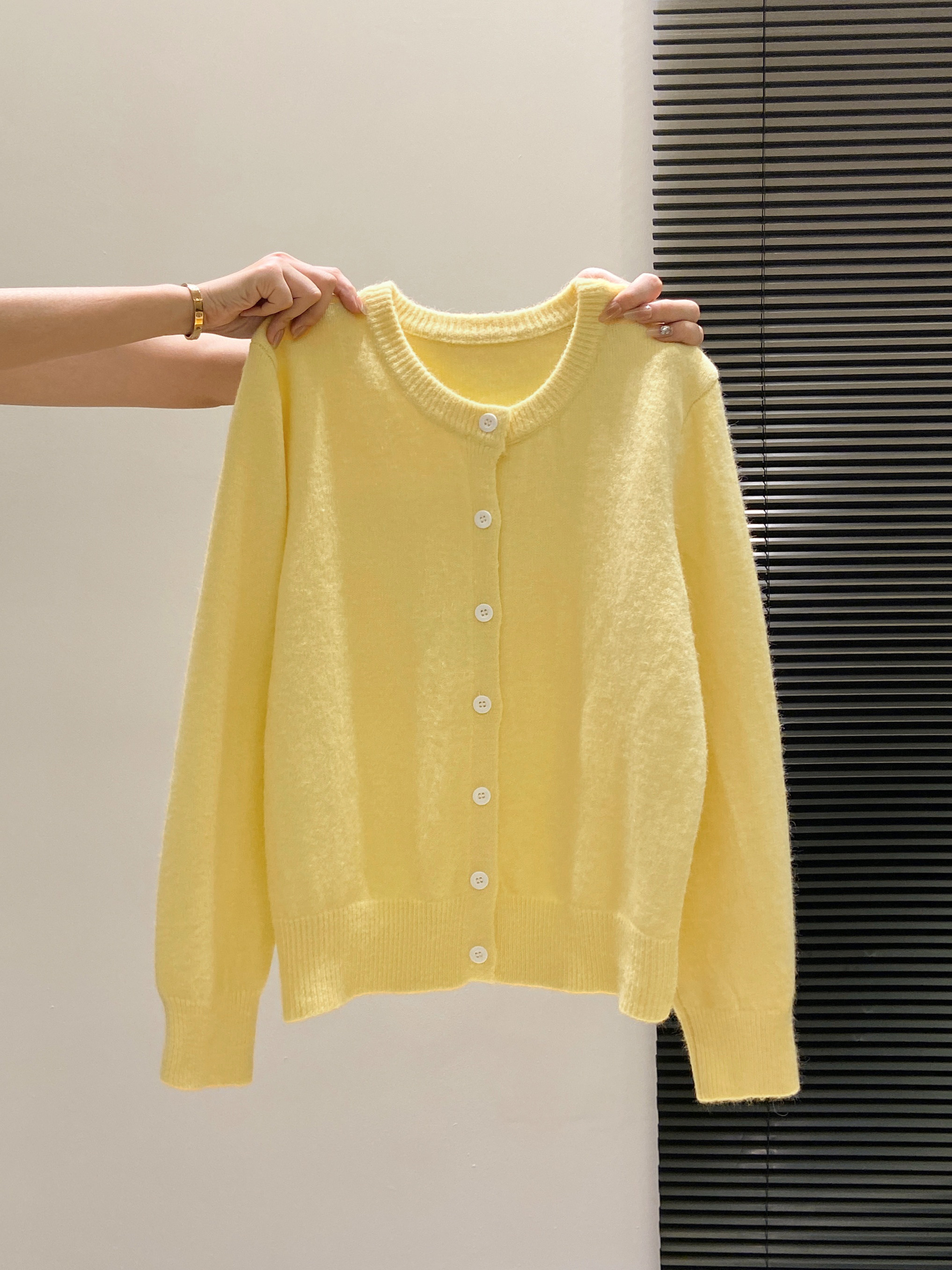 เสื้อตัวบนฤดูใบไม้ร่วงและฤดูหนาว 2026 แจ็กเก็ตถักสวยแปลกตา ลดอายุ สไตล์วิทยาลัย ใส่ลำลอง คอรอบ แขนยาว สำหรับผู้หญิง