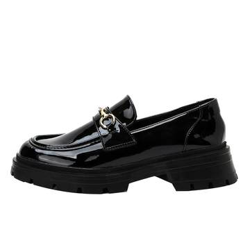 Thousands of pairs of soft-soled, versatile small leather shoes are on sale