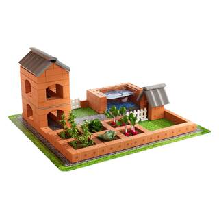 Маленькие каменщики строят дом