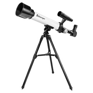 Astronomisches kinderteleskop als geburtstagsgeschenk für kleine jungen