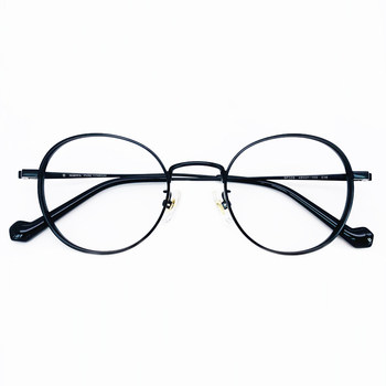 The woman with high myopia has full-frame glasses made of pure titanium