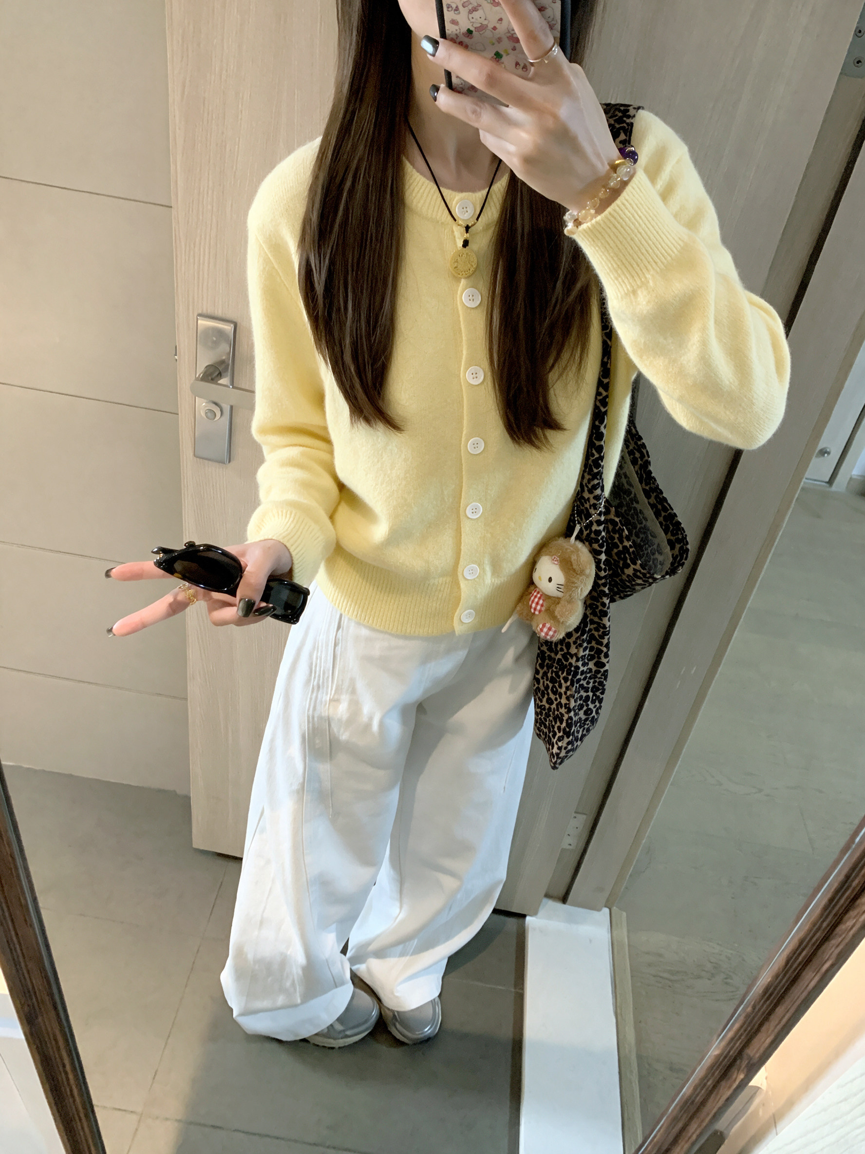 เสื้อคาร์ดิแกนถักสีเหลืองน้ำนมเนื้อผ้านุ่มสบาย ใส่แล้วดูชิลล์ แจ็กเก็ตเสื้อกันหนาวแนวสาวหวานสำหรับผู้หญิง เหมาะสำหรับสวมทับในฤดูใบไม้ผลิ ฤดูใบไม้ร่วง และฤดูหนาว