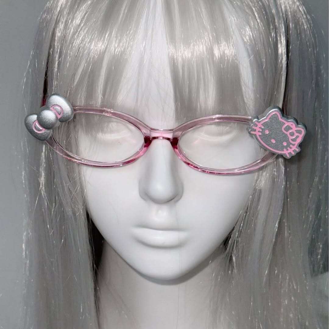 Qin Si, the owner of Coyseio, recommends these adorable rhinestone star kitty eyeglass frames.