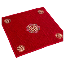 Wedding bride sitting on the bed of the wedding room the womans Baifu cushion the wedding red cushion the mans wedding cushion