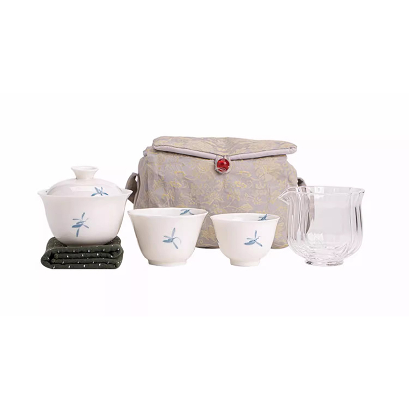 Self-sacrifice travel tea set outdoors to prevent scalding
