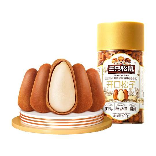 Drei Eichhörnchen öffnen Pinienkernsnack