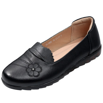 Mom's leather shoes with soft soles, comfortable for middle-aged and elderly people