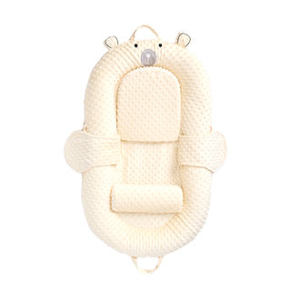 Newborn baby in bed prevents shock and jumping to the ground to wake up the magic tool for baby to prevent spitting and sleeping on the bed to comfort the uterus slope sleeping nest