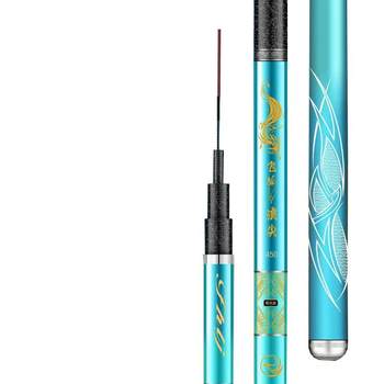 Flying fox violently knocks on the top of the waves