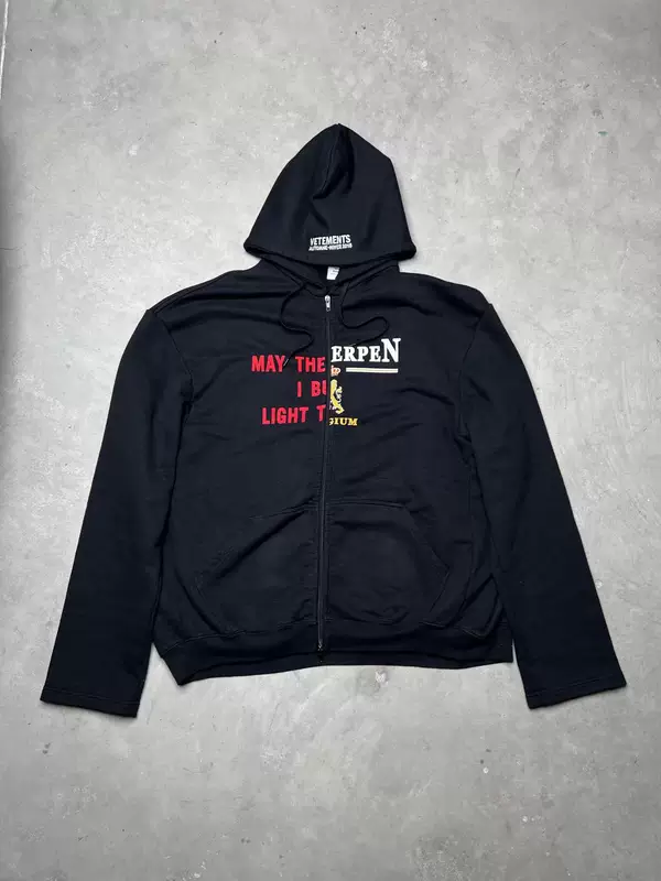 Пуховик с капюшоном принтованной коллекции Vetements VTM Antwerpen с молнией и Ripple-эффектом