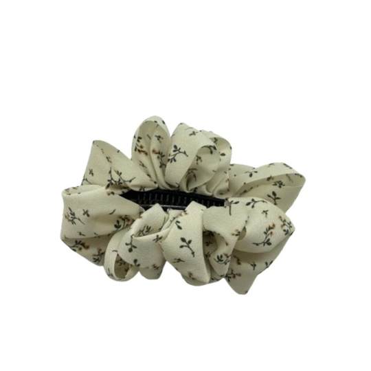 Cola de caballo alta con clip tipo plátano y lunares de nube y burbujas que revela el volumen del cabello