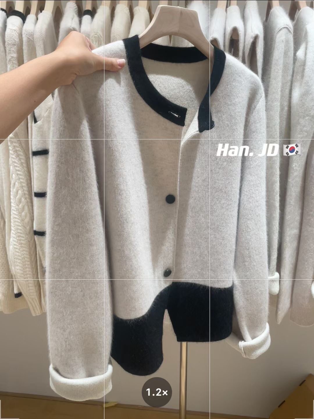 เสื้อคาร์ดิแกนถักคอรอบ สไตล์เกาหลี แบบบล็อกสี สำหรับผู้หญิง ฤดูใบไม้ร่วงและฤดูหนาว ปี 2023 เสื้อกันหนาวขนแร็กคูนนุ่ม สไตล์อ่อนโยน