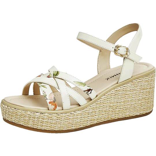 Та самая танкетка из ТК сплетена с красивым дизайном.