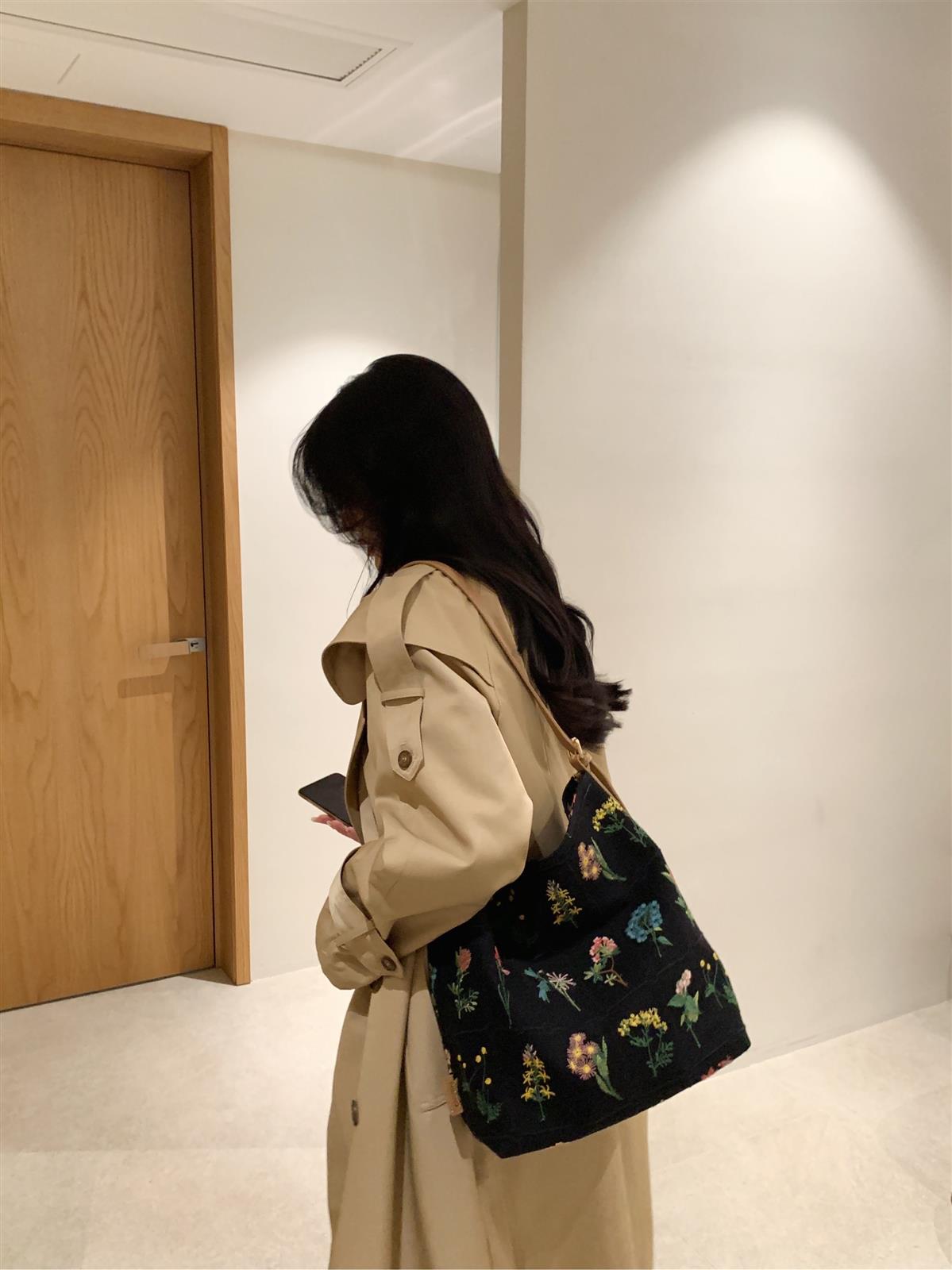 French luxury all-around tote bag for women, 2026 new style, versatile canvas bag, large capacity, shoulder/crossbody bag.
