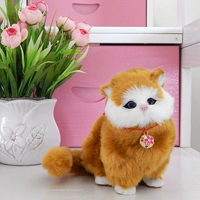 Толстый белый кот с искусственным мехом — у желтого кота колокольчик.