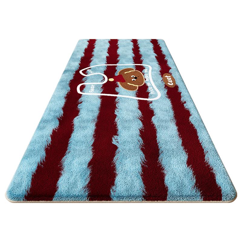 This contrasting color bedside rug fills the bedroom atmosphere